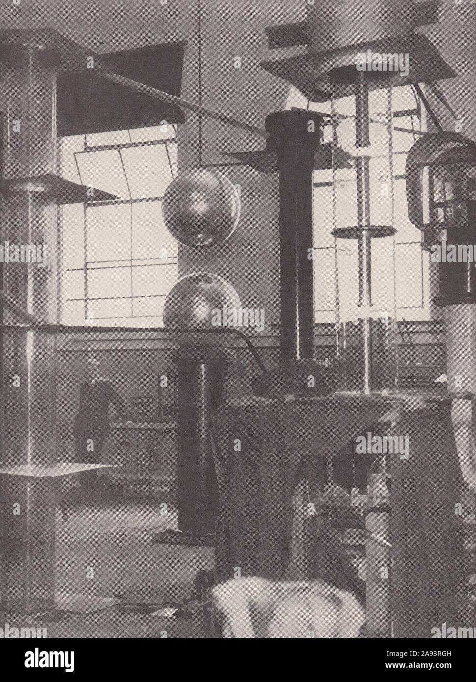 Le professeur Cockroft, dans le laboratoire Cavendish à Cambridge où les premières tentatives ont été faites pour diviser l'atome en 1940. Banque D'Images