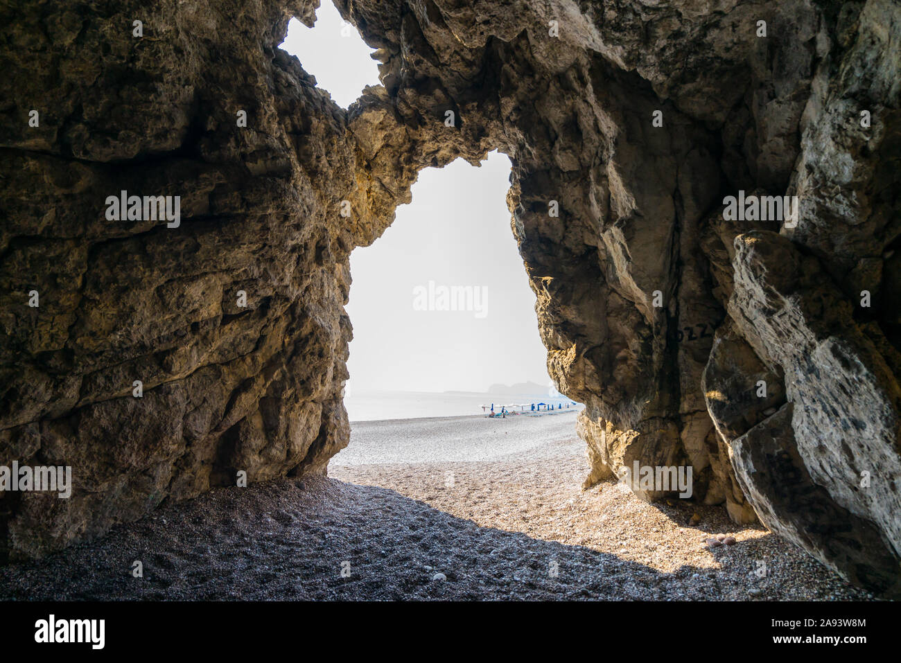 À l'intérieur d'une caverne sur la mer Traounou Beach Rhodes Grèce Europe Banque D'Images À l'intérieur d'une caverne sur la mer Traounou Beach Rhodes Grèce Europe Banque D'Images