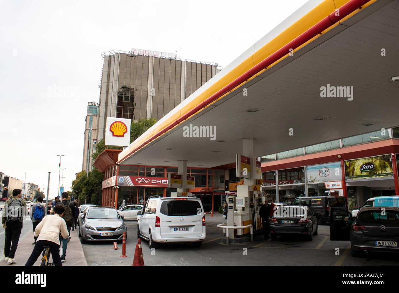Istanbul, Turquie - Novembre 11, 2019 : signe indiquant le prix de l'essence en Turquie. Banque D'Images