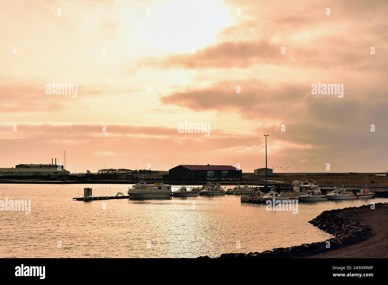 Hofn, Islande. Navires et bateaux amarrés à un quai dans le port de la communauté côtière de Hofn dans la lueur du petit matin peu après le lever du soleil. T Banque D'Images