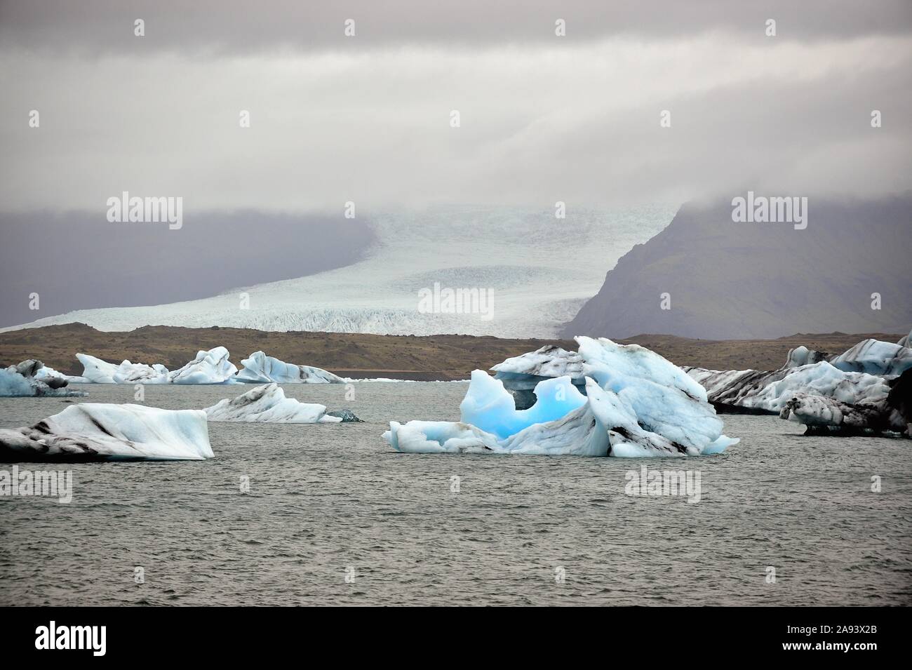 L'Islande, Jökulsárlón. Les icebergs floating gratuitement dans le lagon présentent une vue unique comme ils l'eau en face de la litière d'une langue du glacier Vatnajökull. Banque D'Images