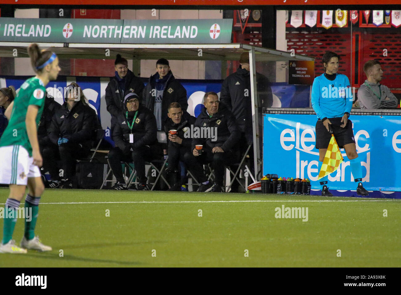 Seaview Stadium, Belfast, Irlande du Nord, RU.12 Nov 2019. Les femmes de l'UEFA Euro 2021:Qualificatif d'Irlande v Pays de Galles (rouge). Action de sessions de jeu. L'Irlande du Nord manager Kenny Shiels (à droite) montres l'action. Credit:David Hunter/Alamy Live News. Banque D'Images