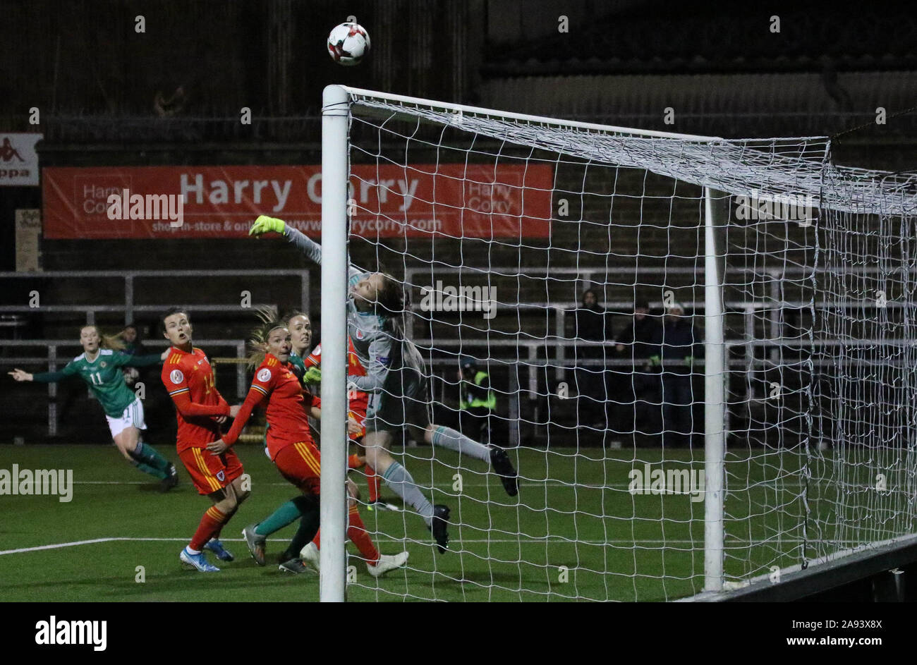 Seaview Stadium, Belfast, Irlande du Nord, RU.12 Nov 2019. Les femmes de l'UEFA Euro 2021:Qualificatif d'Irlande v Pays de Galles (rouge). Action de sessions de jeu.Wales' gardien Laura O'Sullivan fait un doigt enregistrer pour pousser Lauren Wade's (11) effort au-dessus de la barre. Credit:David Hunter/Alamy Live News. Banque D'Images