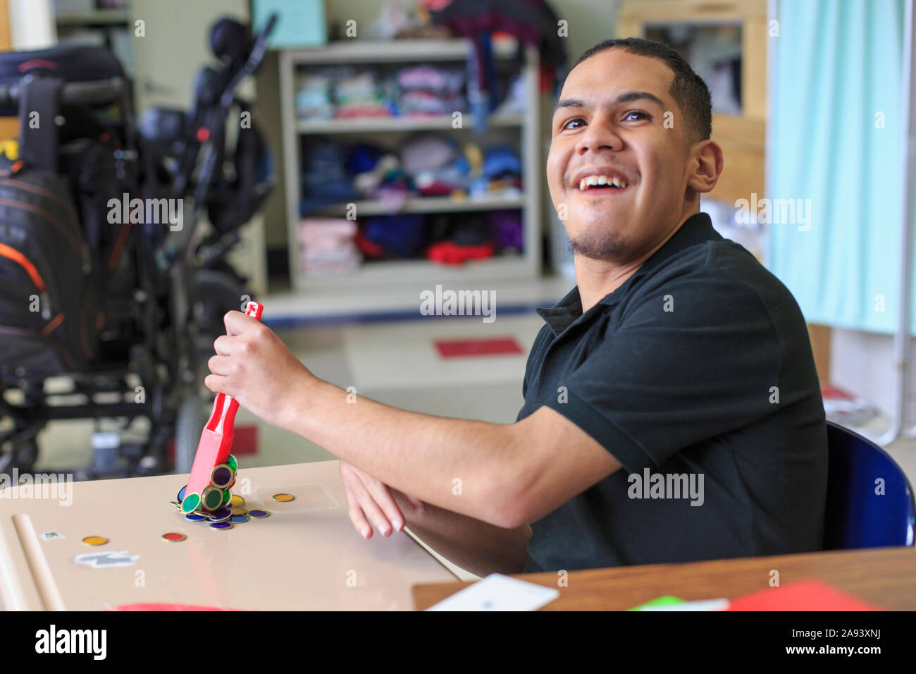 Garçon avec spastique quadriplégique cérébral Palsy apprenant à l'école Banque D'Images