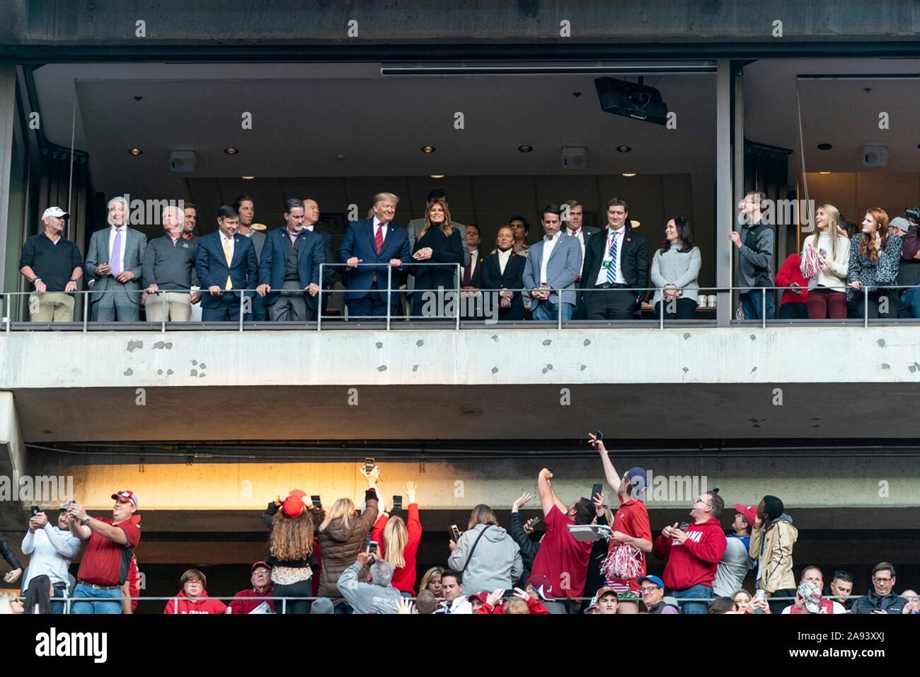 Président américain Donald Trump et la Première Dame Melania Trump vagues lorsqu'elles sont introduites au début de l'Université de l'Alabama contre l'Université d'état de la Louisiane au jeu de football Bryant-Denny Stadium le 9 novembre 2019 à Tuscaloosa, Alabama. Banque D'Images