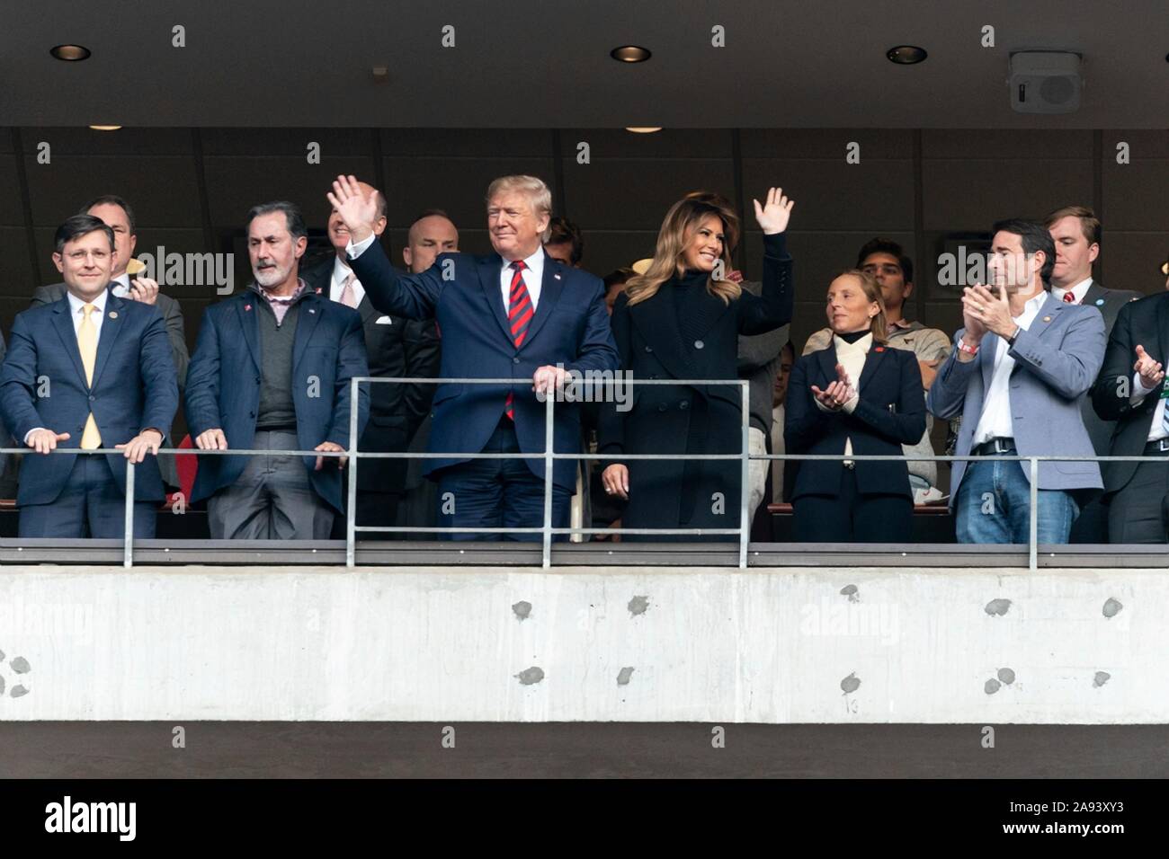 Président américain Donald Trump et la Première Dame Melania Trump vagues lorsqu'elles sont introduites au début de l'Université de l'Alabama contre l'Université d'état de la Louisiane au jeu de football Bryant-Denny Stadium le 9 novembre 2019 à Tuscaloosa, Alabama. Banque D'Images