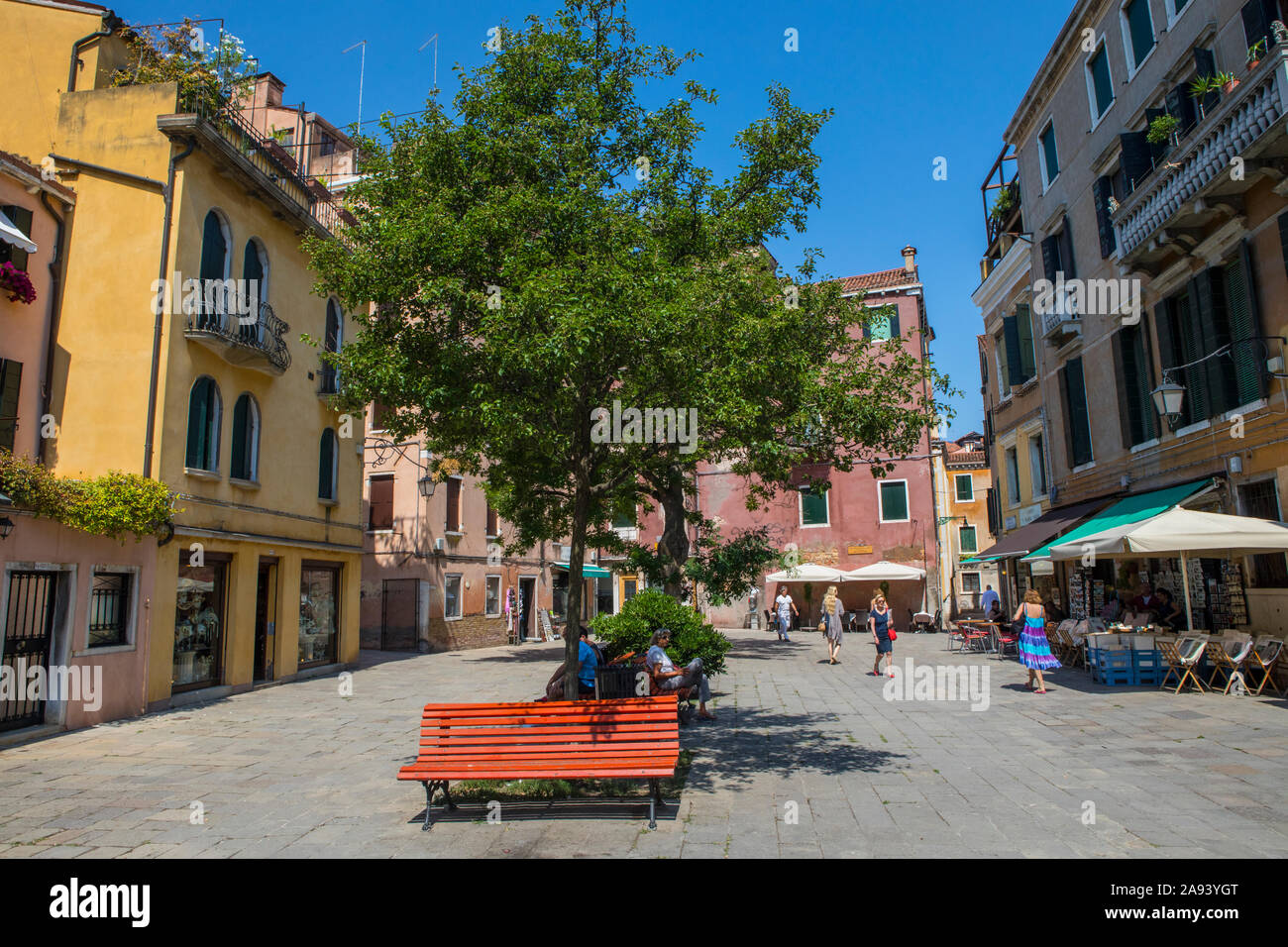 Venise, Italie - 20 juillet 2019 : Le beau et charmant Campo Santa Maria Nova dans la ville historique de Venise, Italie. Banque D'Images