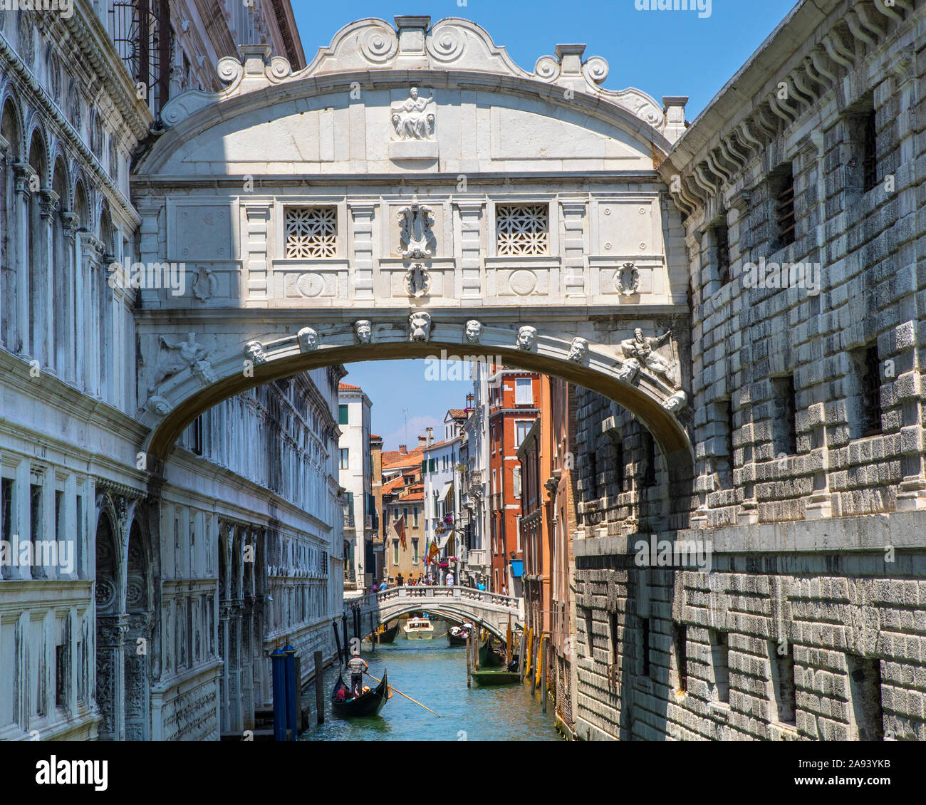 Venise, Italie - 20 juillet 2019 : une vue sur le célèbre Pont des Soupirs dans la ville de Venise, Italie. Banque D'Images
