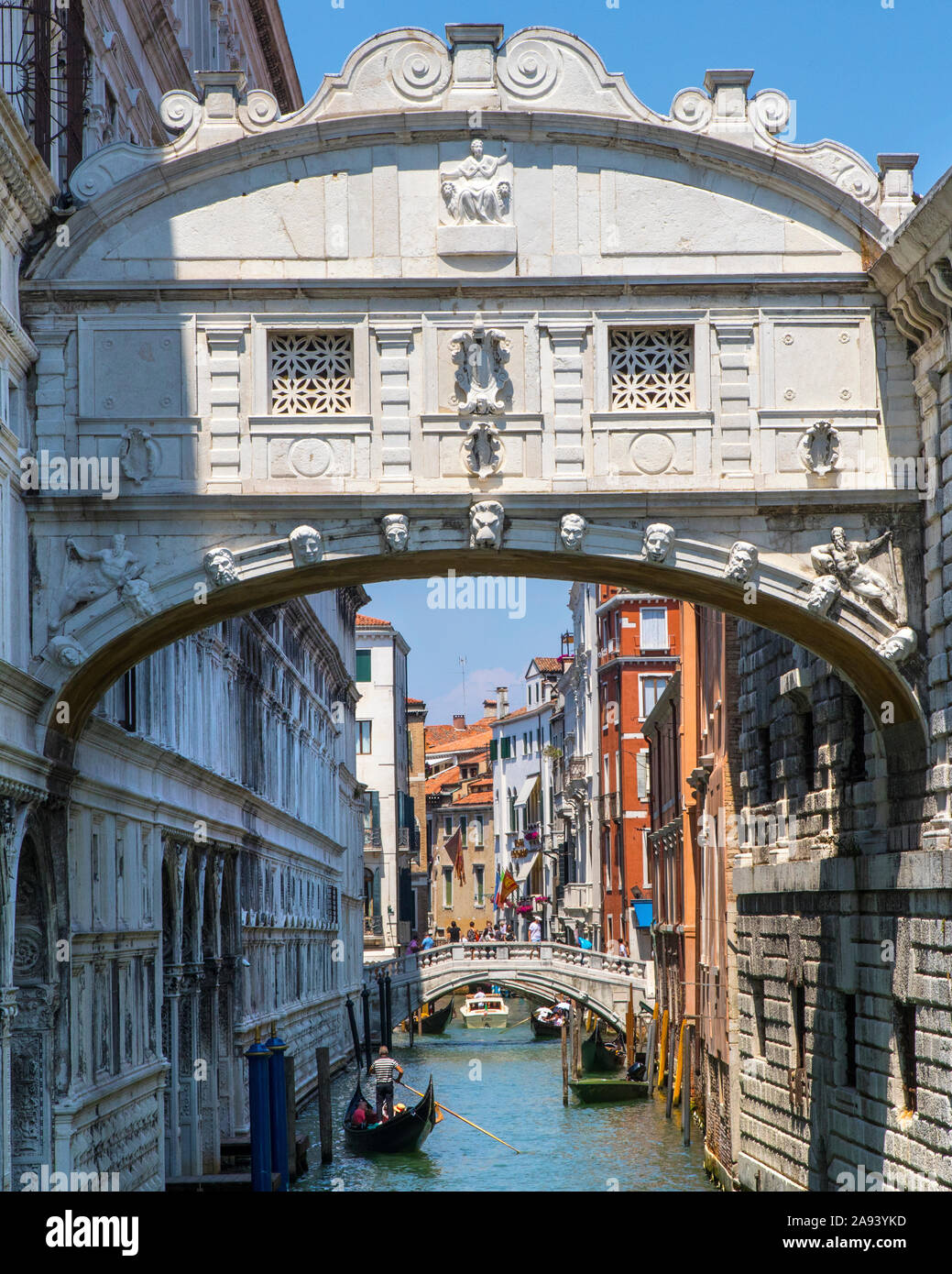 Venise, Italie - 20 juillet 2019 : une vue sur le célèbre Pont des Soupirs dans la ville de Venise, Italie. Banque D'Images