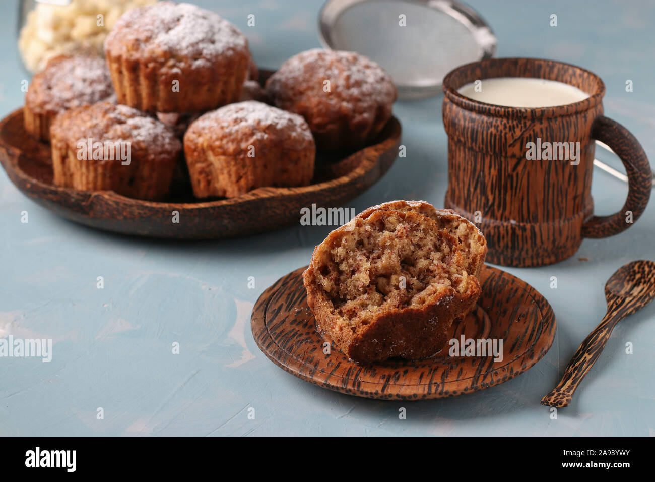 Flocons d'avoine muffins aux bananes saupoudrée de sucre glace sur une plaque de coco, l'orientation horizontale Banque D'Images