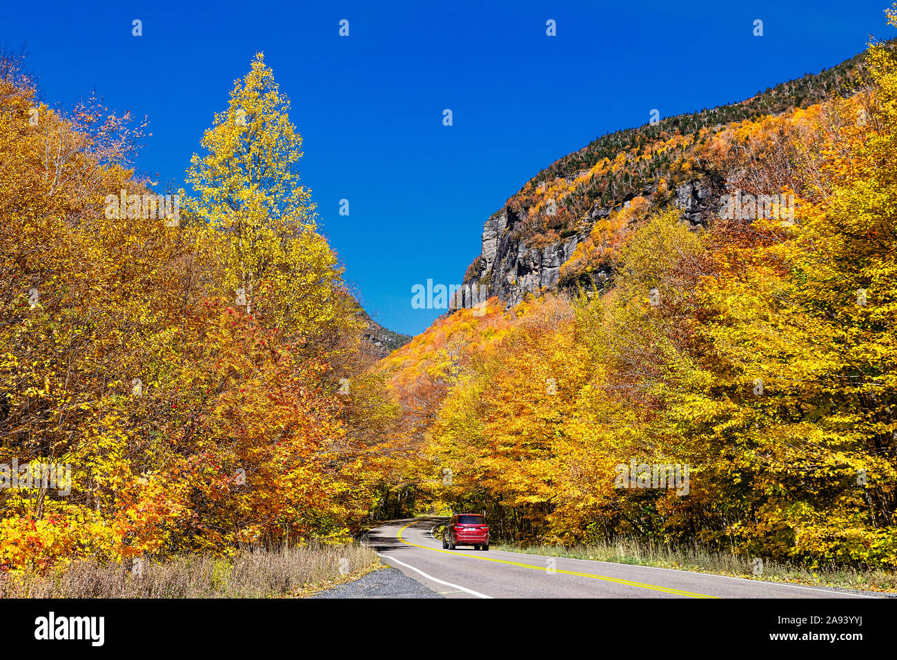 Scenic Route à travers l'automne Smugglers Notch State Park, New York, USA. Banque D'Images