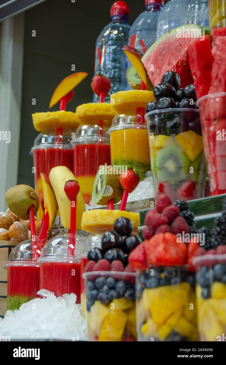 Salade de fruits sur une tasse en plastique à vendre dans la rue près du château de prague en république tchèque Banque D'Images