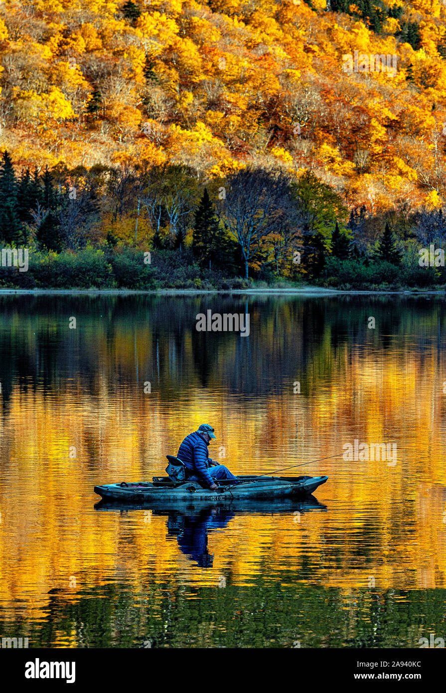 Homme d'une pêche en kayak Lac Profil, New Hampshire, USA. Banque D'Images