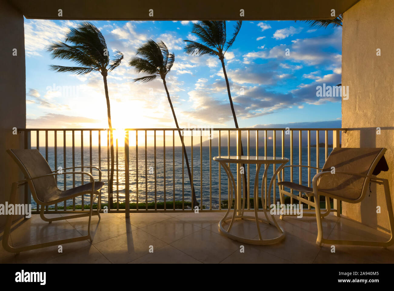 Place assise sur un balcon avec une vue tropicale, Kamaole une et deux plages, Kamaole Beach Park ; Kihei, Maui, Hawaii, États-Unis d'Amérique Banque D'Images