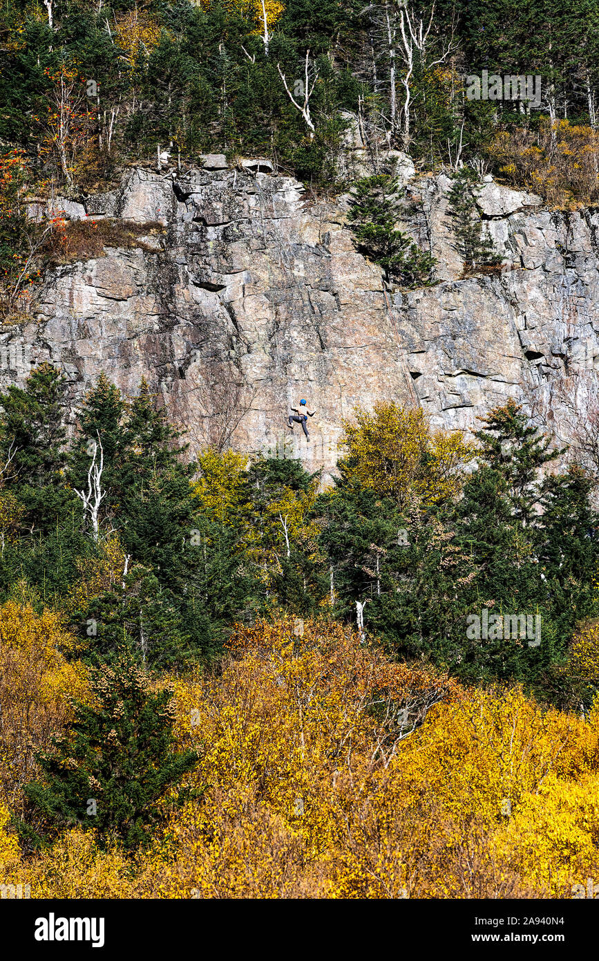 L'homme l'escalade à Franconia Notch State Park, New Hampshire, USA. Banque D'Images