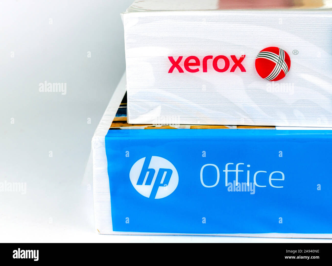 Des tonnes de marque HP et xerox papier A4 mis sur l'autre. Photo  d'illustration éditoriale de la Xerox offre publique d'achat Photo Stock -  Alamy