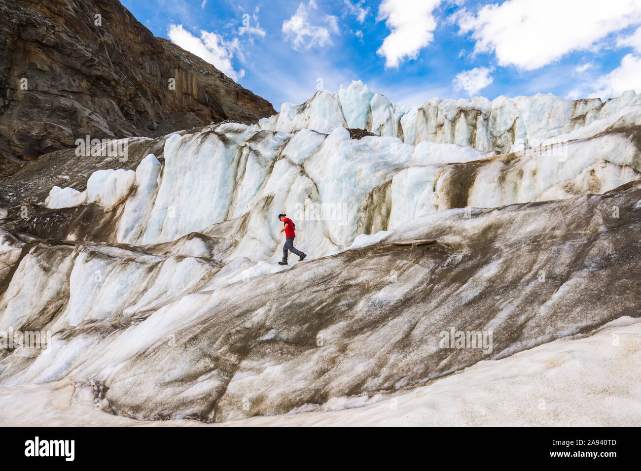 Randonnée pédestre sur le glacier Castner dans la chaîne de l'Alaska; Alaska, États-Unis d'Amérique Banque D'Images