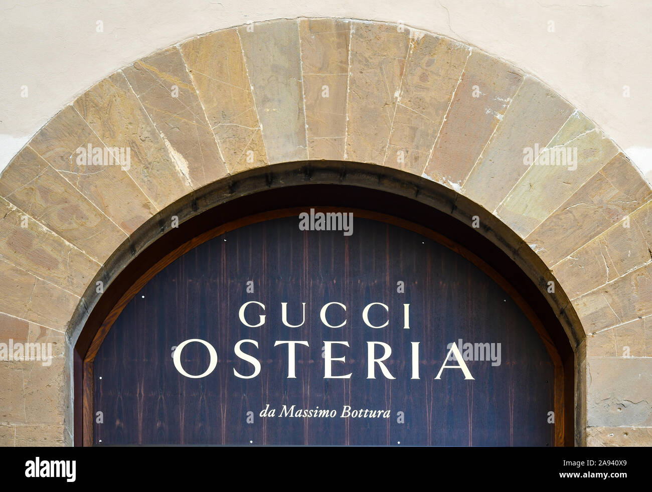 Signe de l'Osteria Restaurant Gucci par le chef Massimo Bottura, étoile Michelin, en place Signoria dans le centre historique de Florence, Toscane, Italie Banque D'Images