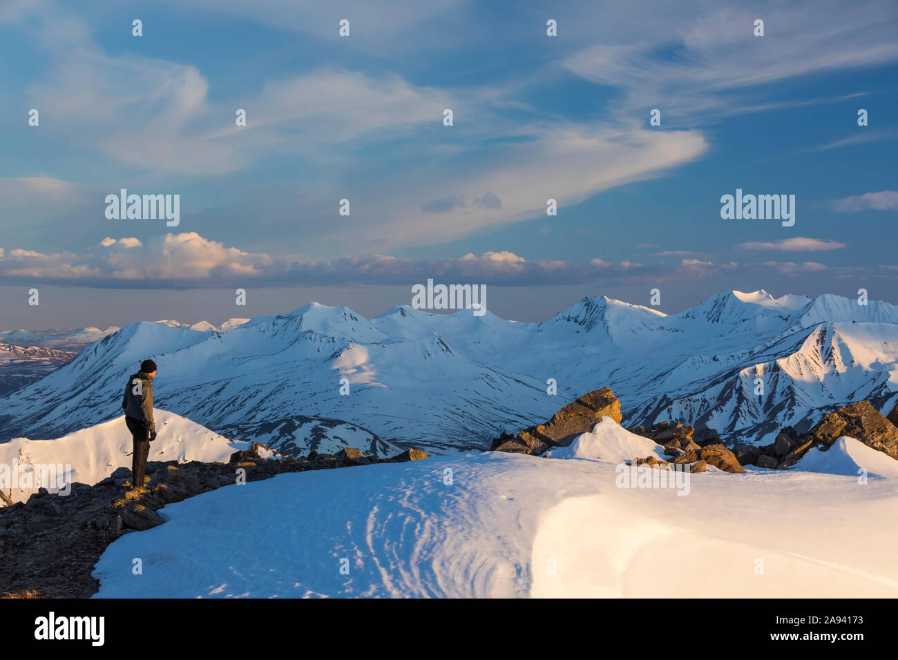 Randonneur sur une crête dans la chaîne de l'Alaska au début de la soirée d'été; Alaska, États-Unis d'Amérique Banque D'Images