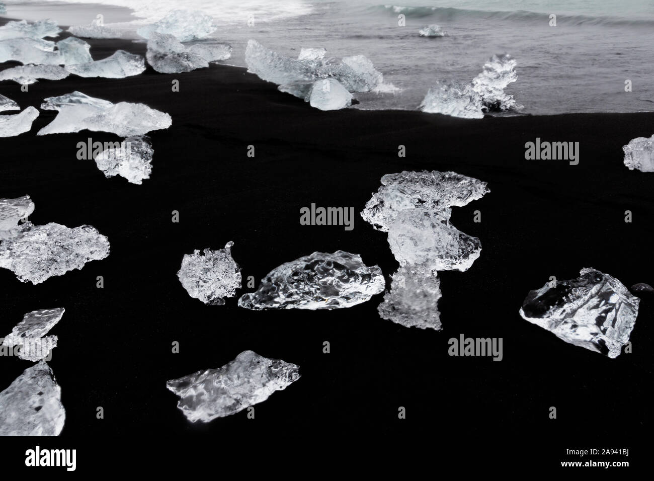 Des morceaux de glace scintillante échouer sur une plage de sable noir de lave dans l'Atlantique Nord, donnant l'apparence de diamants sur la plage à Jokulsarlon glaci Banque D'Images