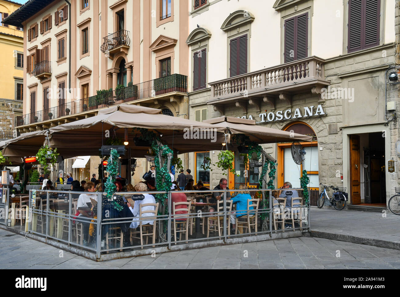 Les gens et les touristes appréciant le déjeuner dans un restaurant en plein air en place Signoria dans le centre historique de Florence, Toscane, Italie Banque D'Images
