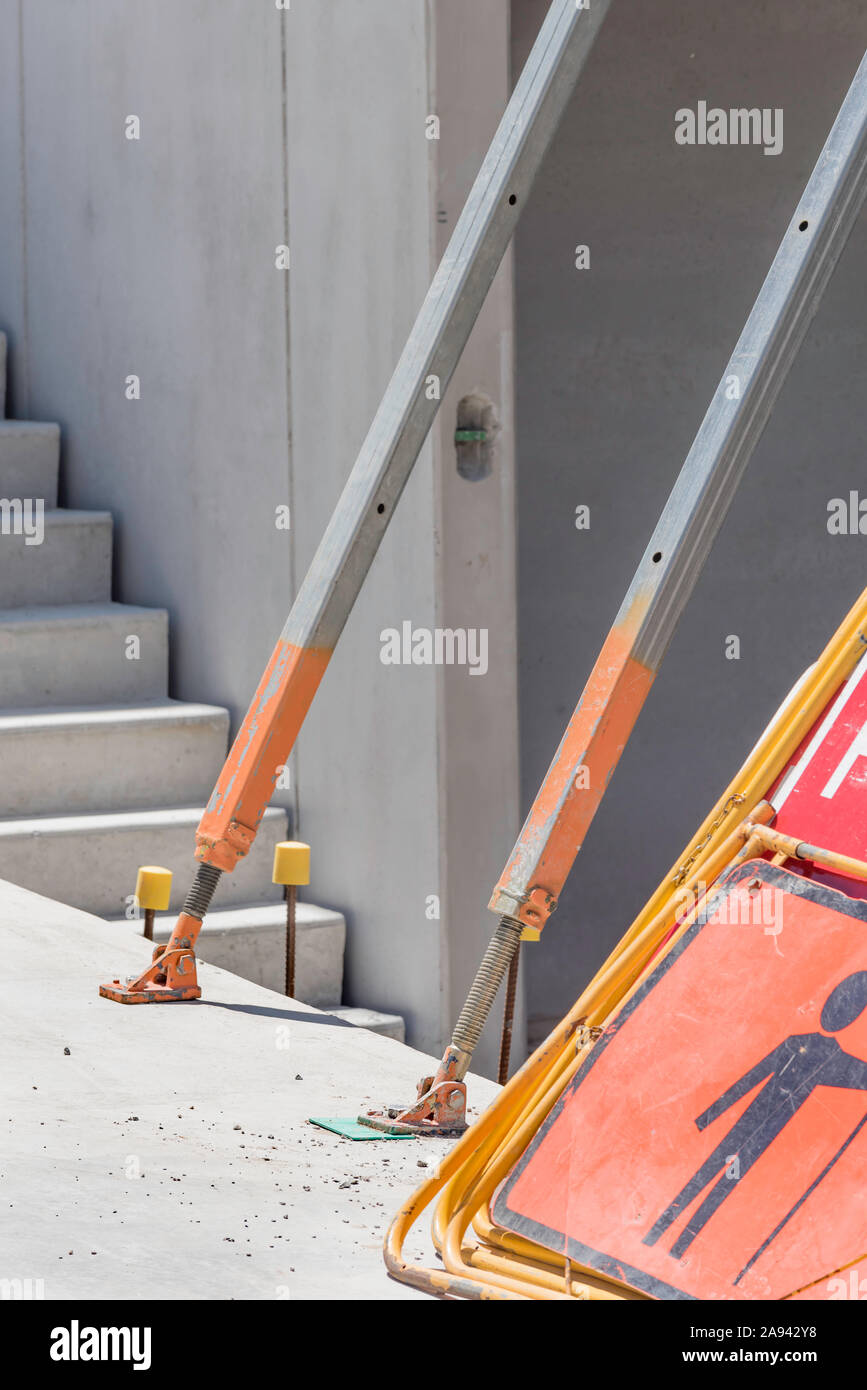 Tilt, Tilt-mur ou l'inclinaison de la dalle murs pris en charge avec les accolades et barres en acier ou alliage sur un chantier à Sydney, Australie Banque D'Images