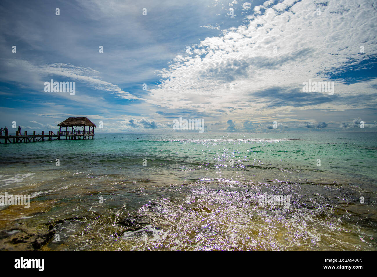 Passerelle en belle mer des Caraïbes avec des couleurs incroyables et ciel incroyable au Mexique Banque D'Images