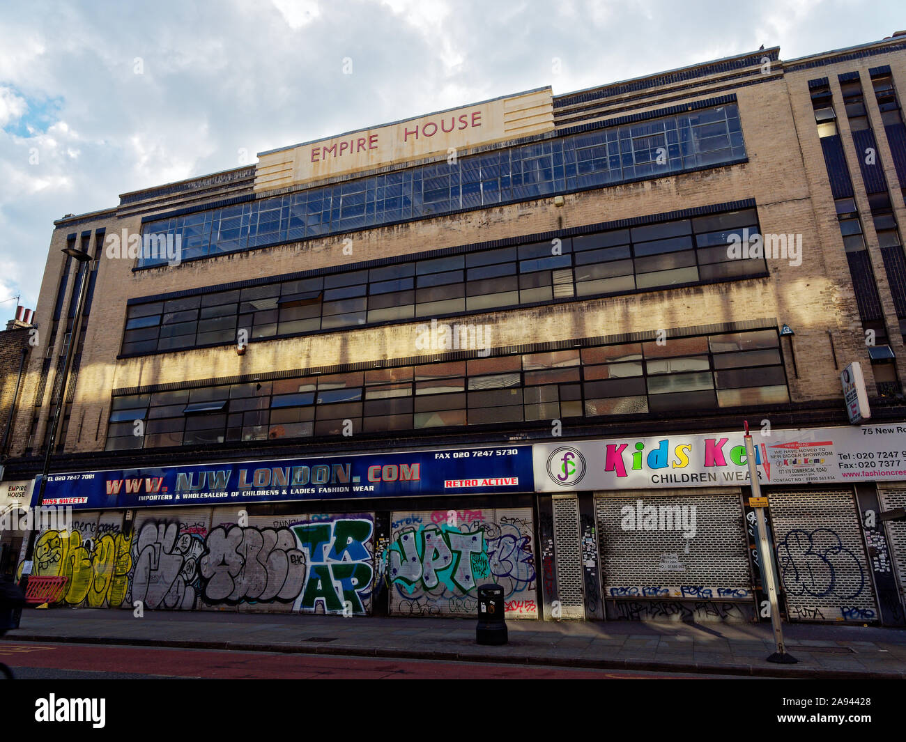 Chambre Empire (usine de vêtements conçus dans un style Art déco dans les années 1930) à Whitechapel, East London, UK avant le réaménagement prévu. Banque D'Images