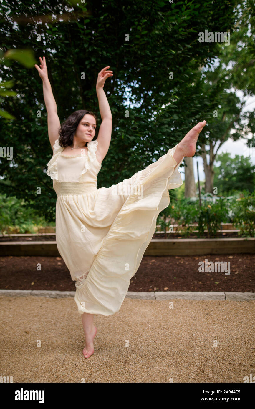 Un danseur dans une longue robe blanche danse sur un sentier de gravier  dans un parc Photo Stock - Alamy