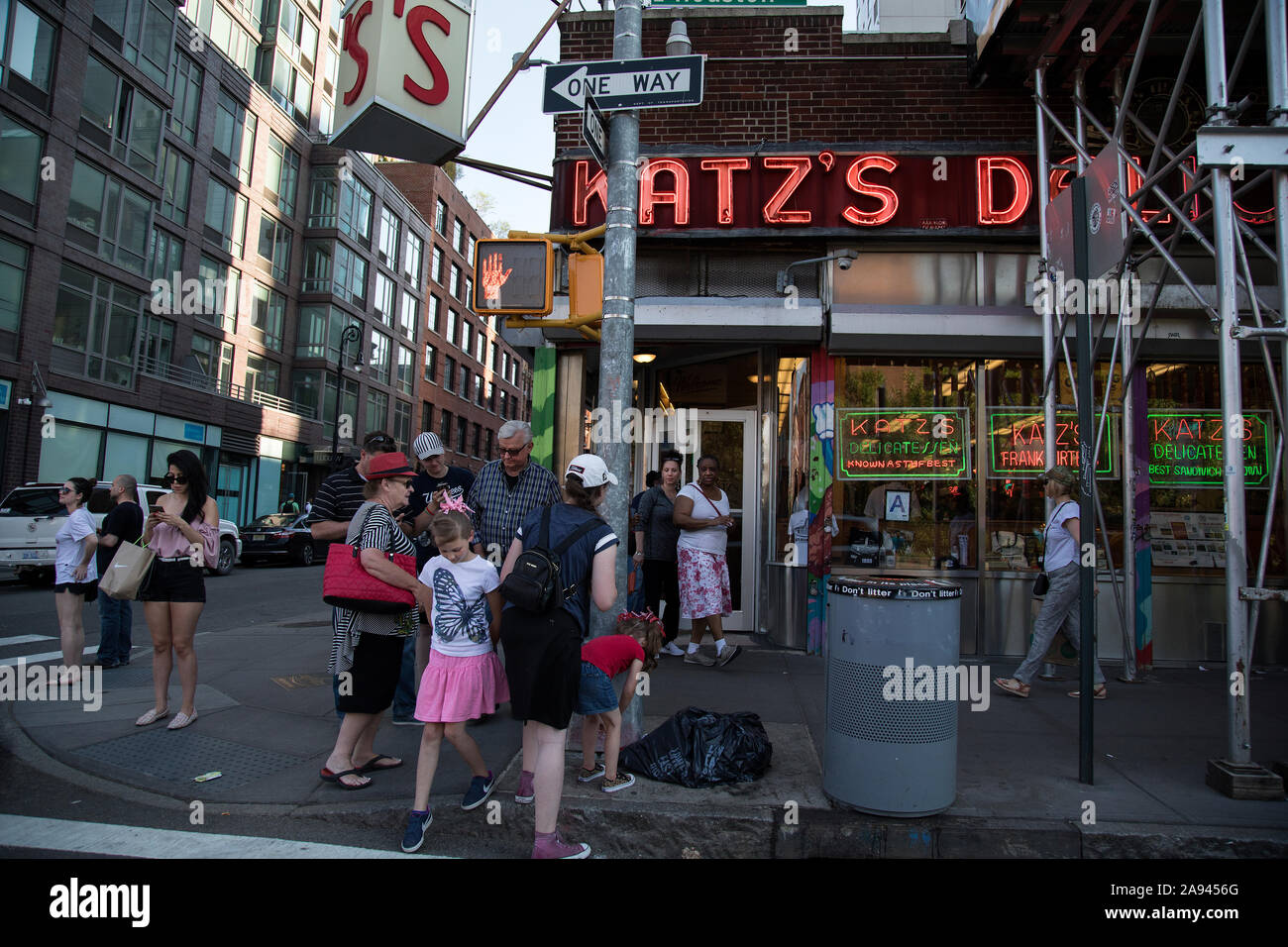 Les gens à l'entrée à Katz's Delicatessen dans Lower Manhattan à New York Banque D'Images