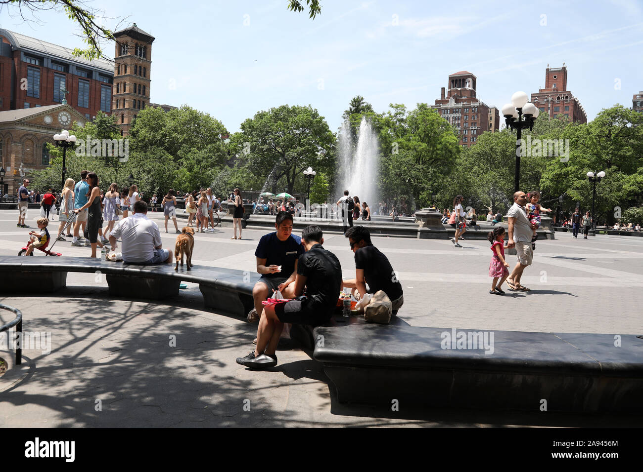 Midi d'été à Greenwich Village, Washington Square, New York. Banque D'Images