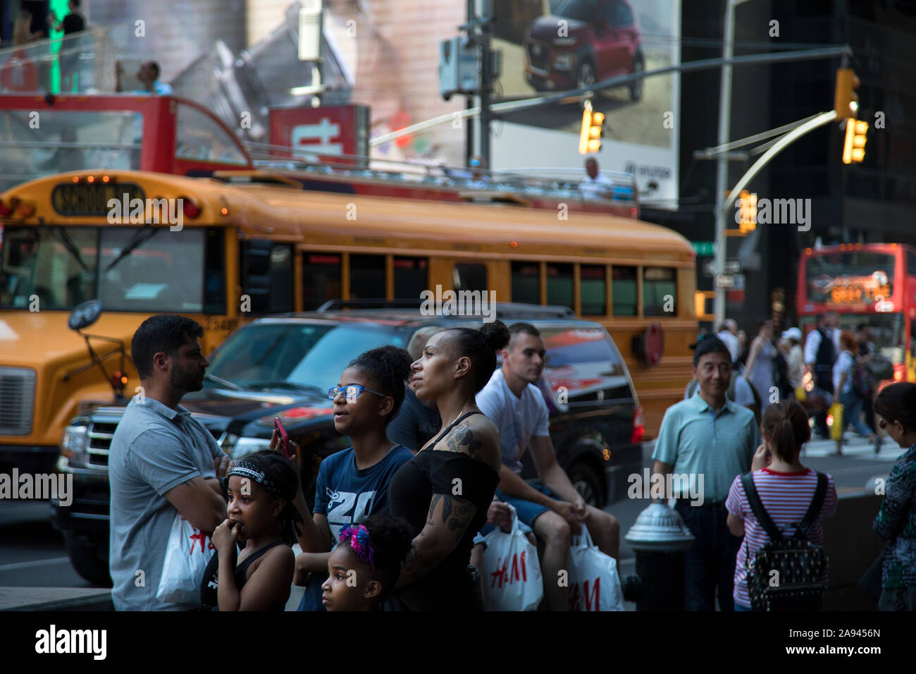 Une famille noire américaine profitez des vues de Time Square, New York Banque D'Images