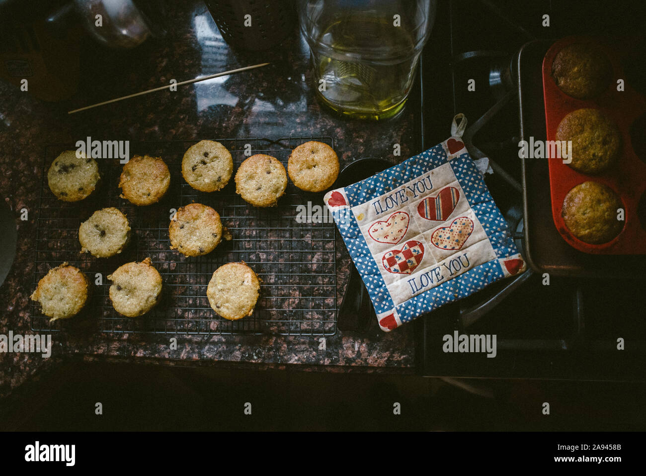 Muffins s'asseoir sur une grille de refroidissement à côté d'un porte-pot. Banque D'Images