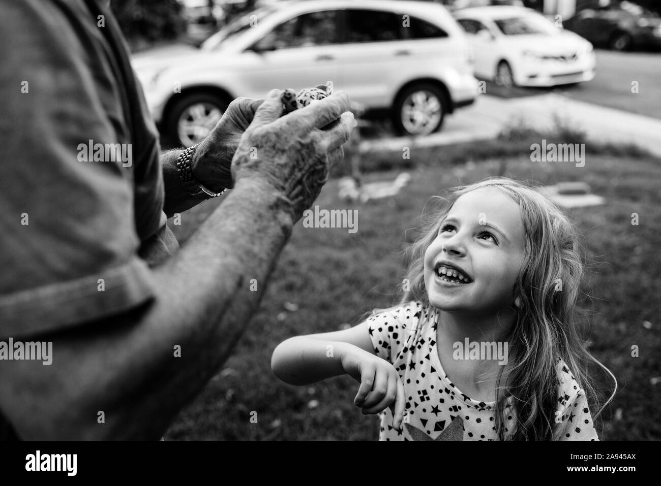 Une petite fille regarde son grand-père. Banque D'Images