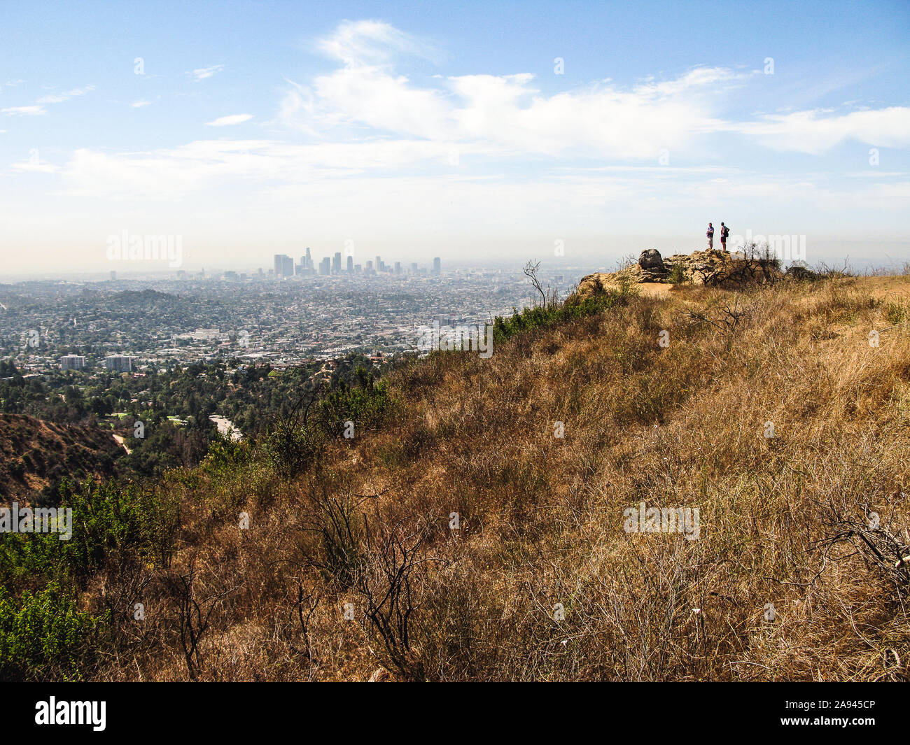 Les randonneurs se tenir sur un perchoir à Hollywood Hills Banque D'Images