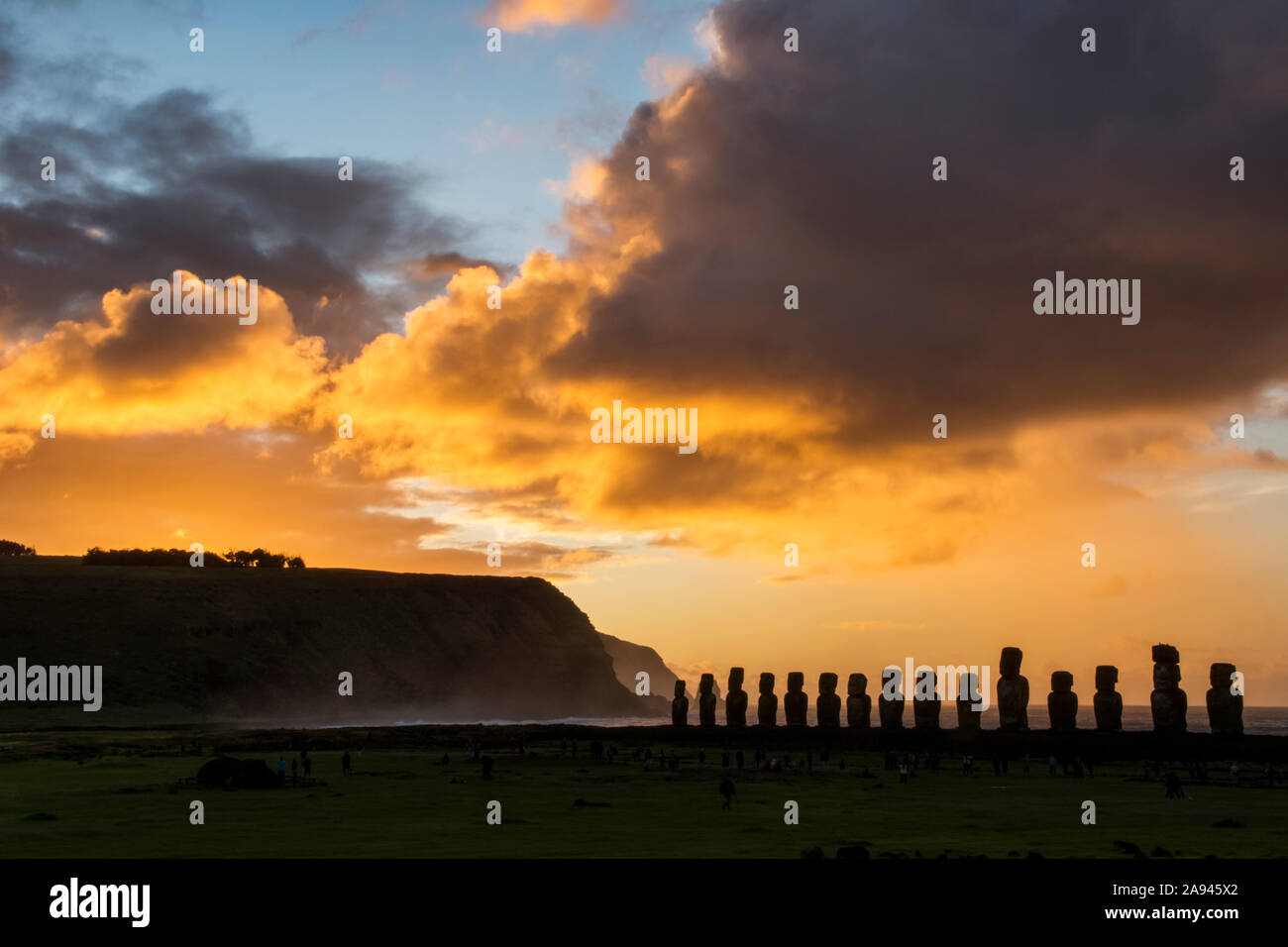 Les quinze moais de Tongariki ont silhoueté contre le ciel aux couleurs vives du lever du soleil; l'île de Pâques, au Chili Banque D'Images