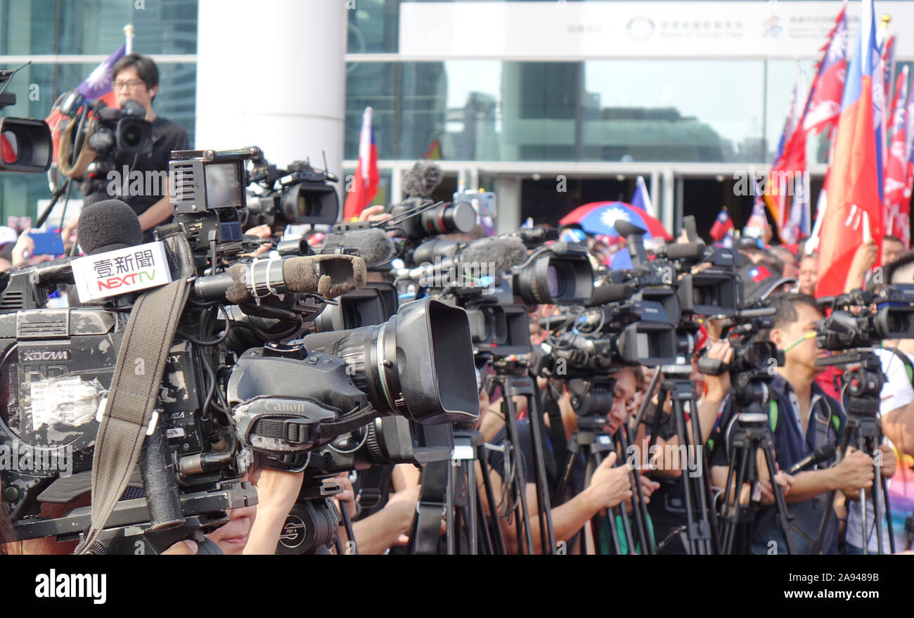 KAOHSIUNG, TAIWAN -- 10 octobre 2019 : les journalistes et les équipes de télévision sont présents à la fête nationale, un événement public et gratuit. Banque D'Images