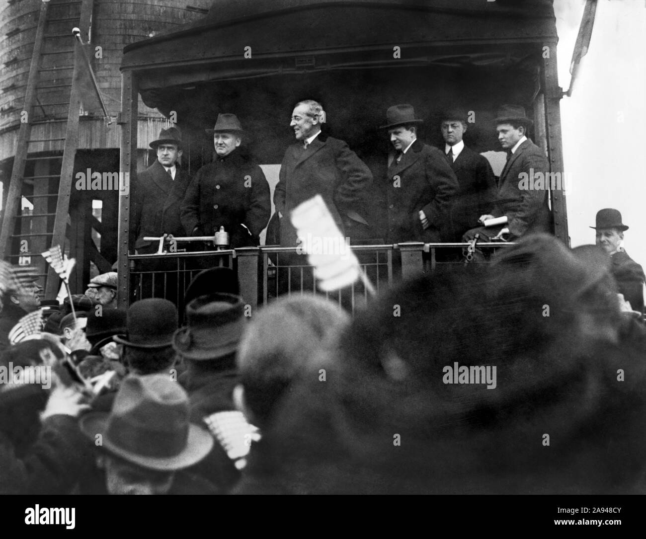 Le président américain Woodrow Wilson parlant de l'arrière de matériel ferroviaire au cours de sa tournée du pays promouvoir sa campagne de préparation, Waukegan, Illinois, USA, International News Photos, Janvier 1916 Banque D'Images