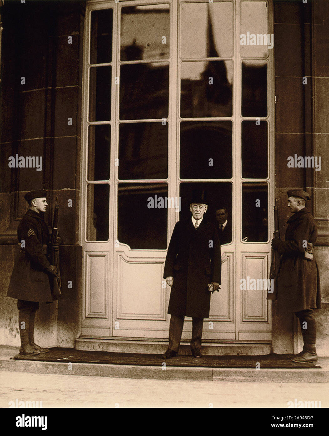 Le président des États-Unis, Woodrow Wilson, portrait en pied, portant haut de forme et pardessus, assistant à la Conférence de paix de Paris, Paris, France, photo de U.S. Army Signal Corps, Janvier 1919 Banque D'Images