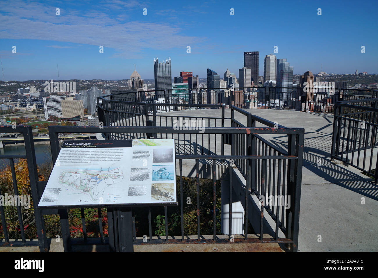 PITTSBURGH - NOVEMBRE 2019 : une vue spectaculaire du centre-ville de Pittsburgh et la réunion des rivières à Fort Pitt Park du mont Washington. Banque D'Images