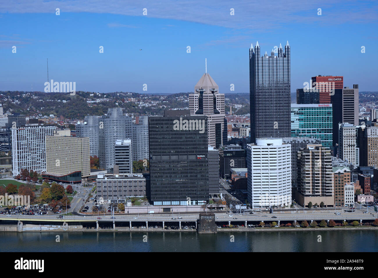 PITTSBURGH - NOVEMBRE 2019 : une vue spectaculaire du centre-ville de Pittsburgh et la réunion des rivières à Fort Pitt Park du mont Washington. Banque D'Images