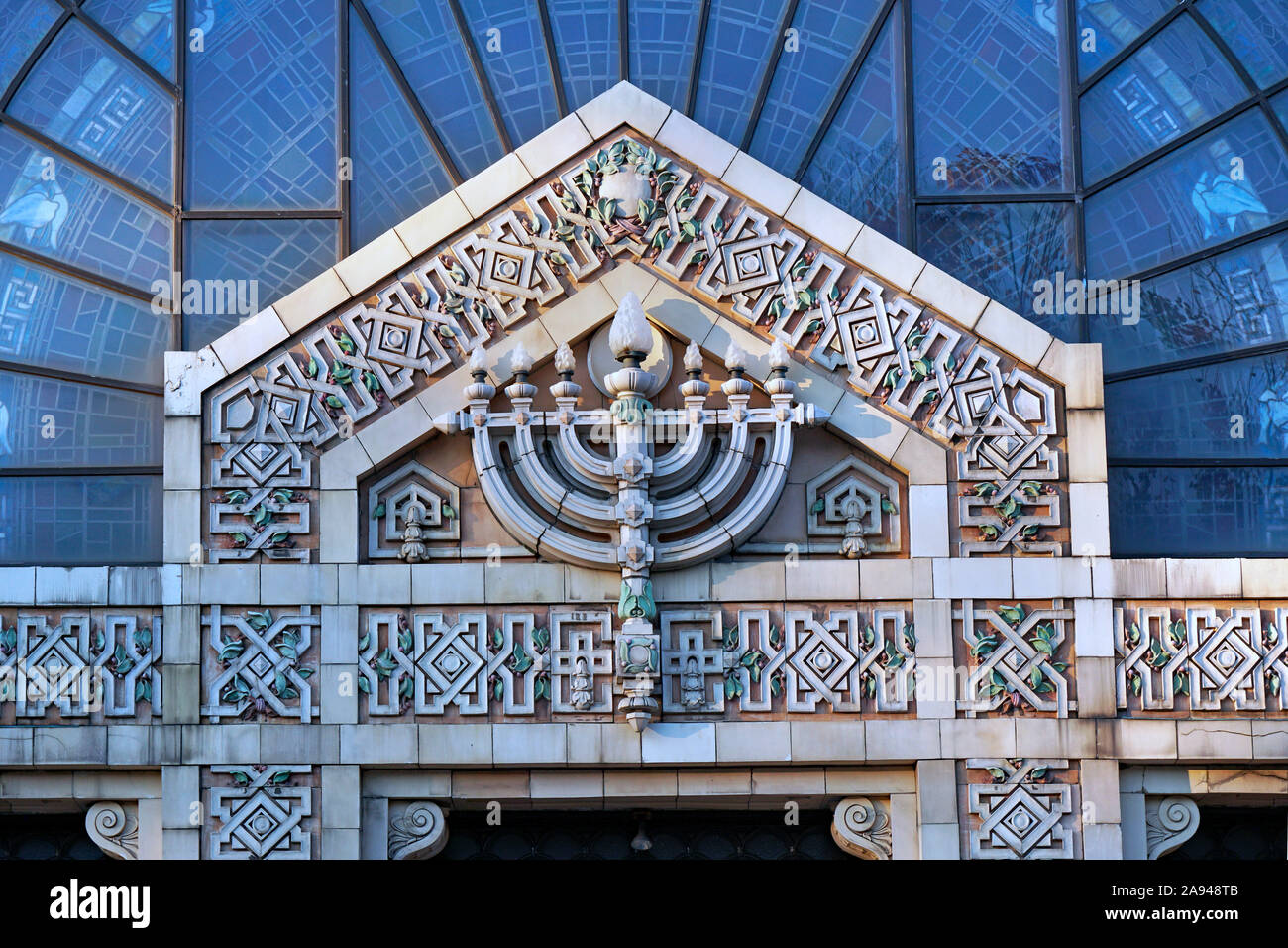 PITTSBURGH - NOVEMBRE, 2019 : synagogue Rodef Shalom, construit en 1907, a étroitement le travail de pierre à motifs sur sa face avant, dont un au-dessus de la menorah Banque D'Images