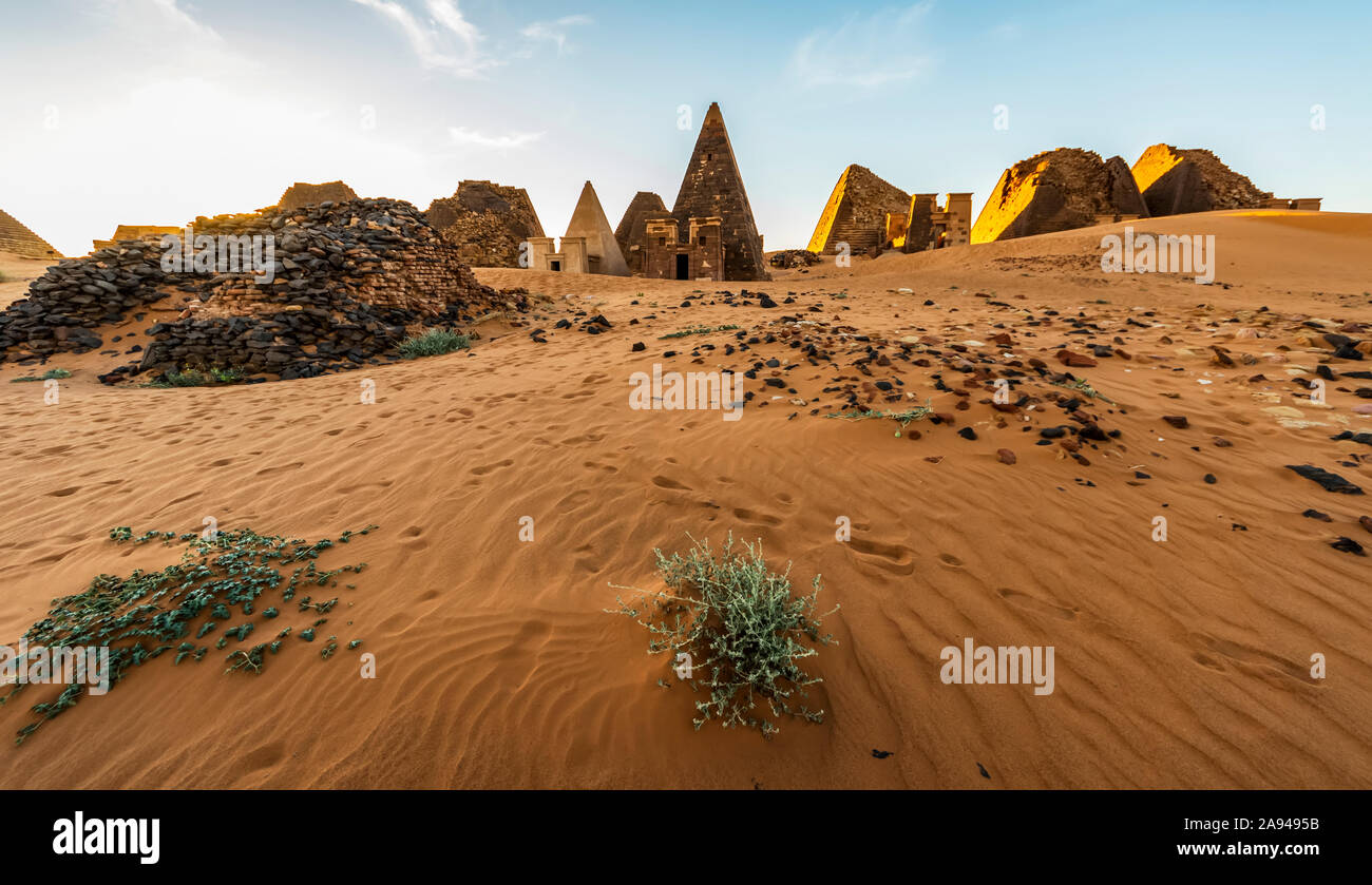 Pyramides dans le cimetière du Nord à Begarawiyah, contenant 41 pyramides royales des monarques qui ont dirigé le Royaume de Kush entre 250 BCE et 32... Banque D'Images