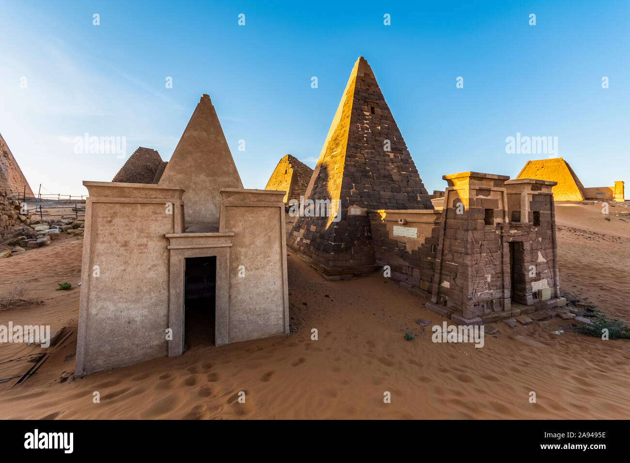 Pyramides et chapelle reconstruite dans le cimetière du Nord à Begarawiyah, contenant 41 pyramides royales des monarques qui gouvernèrent le Royaume de Ku... Banque D'Images