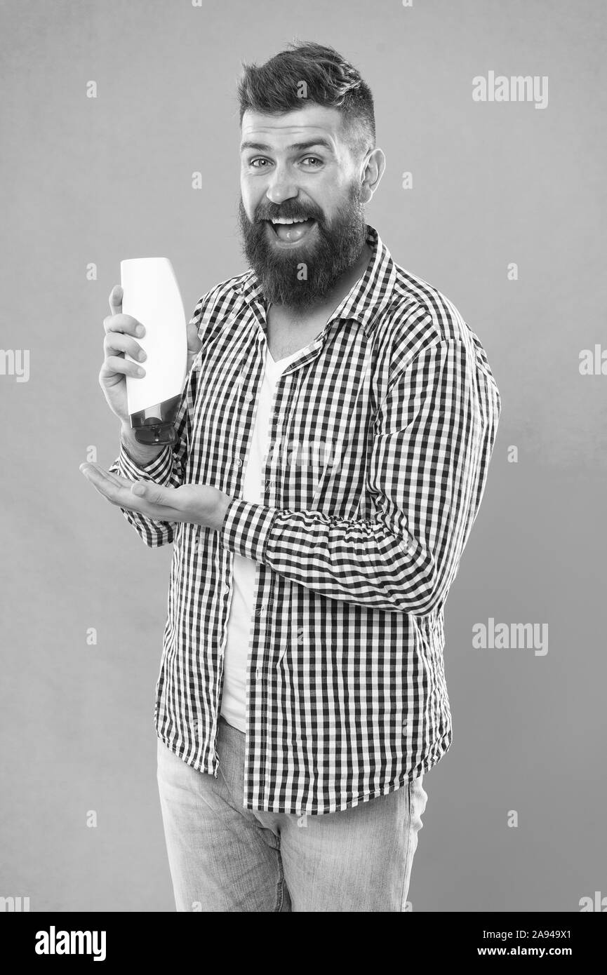 Cosmétiques soins du corps bain douche. Bouteille de shampoing en attente de l'homme. Soins capillaires. Shampoing pour usage quotidien. Lotion pour la peau. Shampoing et après que vous choisissez peut faire toute la différence dans les cheveux commençant juste à racines. Banque D'Images Cosmétiques soins du corps bain douche. Bouteille de shampoing en attente de l'homme. Soins capillaires. Shampoing pour usage quotidien. Lotion pour la peau. Shampoing et après que vous choisissez peut faire toute la différence dans les cheveux commençant juste à racines. Banque D'Images