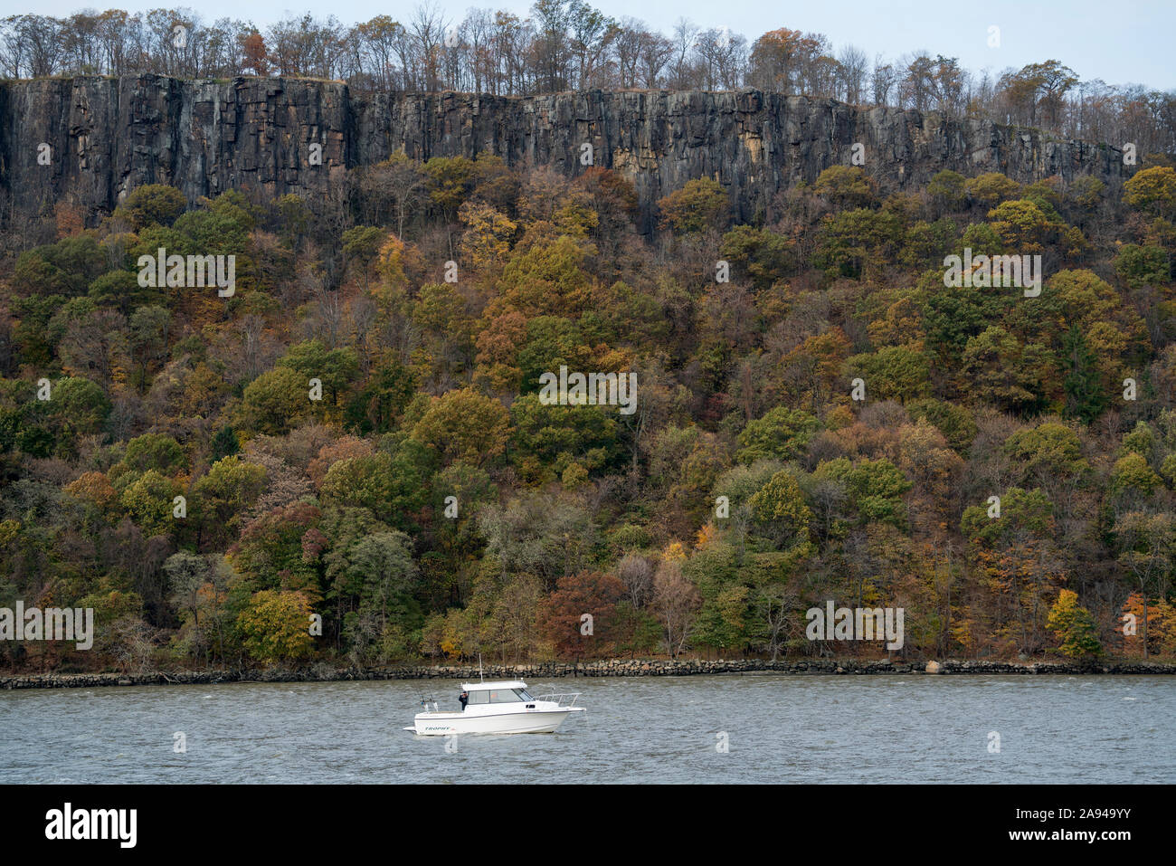 Une croisière sur la rivière Hudson, qui divise New York, du New Jersey, a adopté les 200 millions d'années des palissades bordé d'arbres en automne les couleurs. Banque D'Images