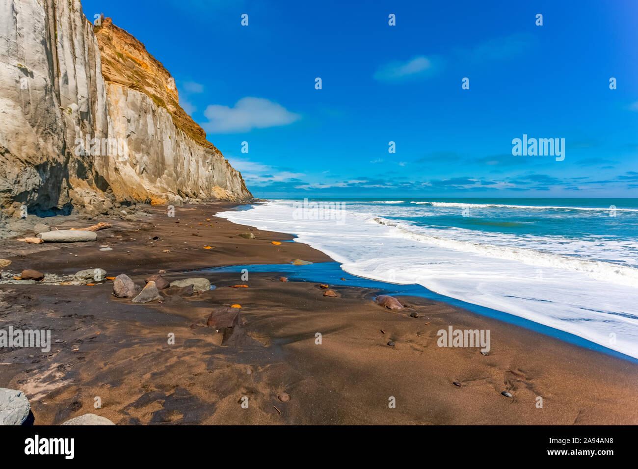 Plage et falaises le long de la côte de l'île du Sud De la Nouvelle-Zélande, y compris les vues sur l'île Stewart et le Côte ouest Banque D'Images