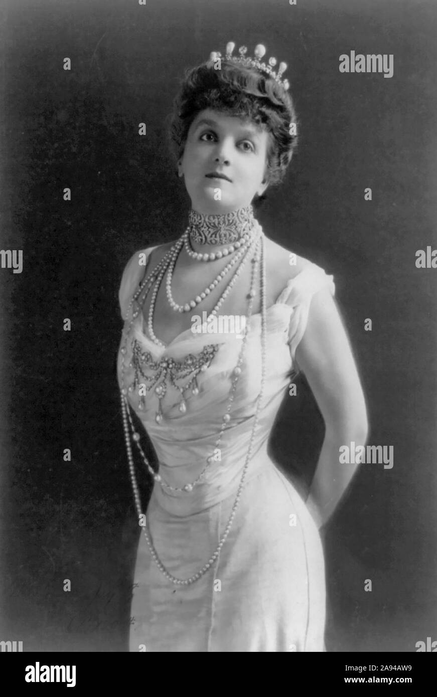 Mme George Jay Gould, trois-quarts portrait, debout, face à l'avant. 1903 Banque D'Images