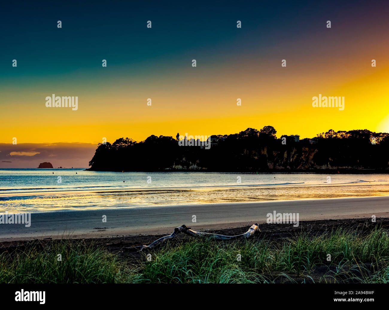 Côte de la péninsule de Coromandel au lever du soleil dans le Pacifique Sud; Île du Nord, Nouvelle-Zélande Banque D'Images