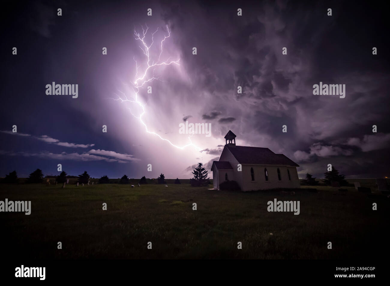 Belle et lumineuse tempête électrique avec une église au premier plan; Moose Jaw, Saskatchewan, Canada Banque D'Images